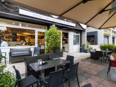 Di fronte al complesso si trova un altro dei locali simbolo della zona: il Caff� Mozart, attivo dal 1998 e divenuto negli anni un frequentato punto di incontro dei baresi